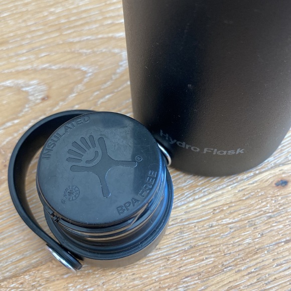 21oz BLACK HYDROFLASK WATER BOTLE - Picture 6 of 6